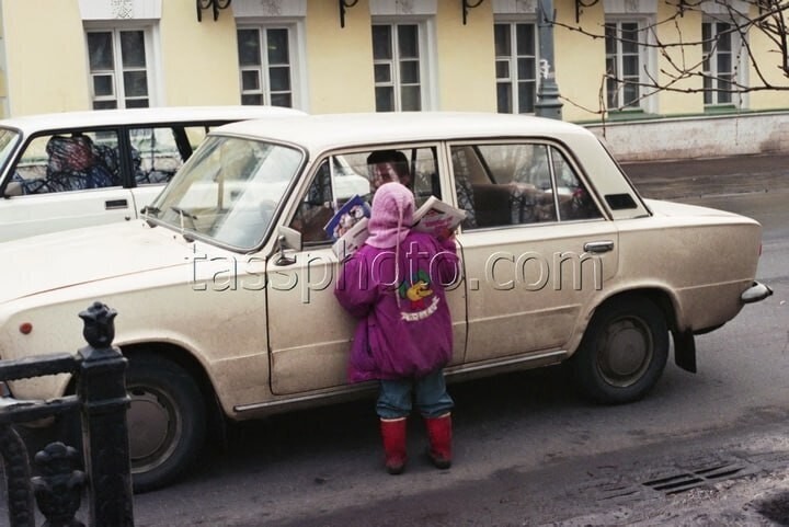 Девочка предлагает купить журналы проезжающим автомобилистам. Москва, 1995 год.