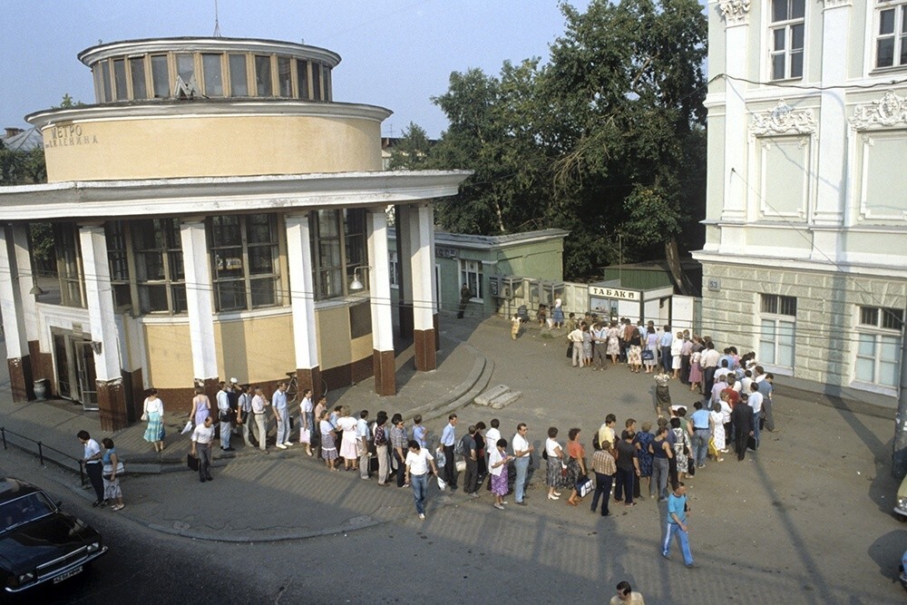 Москвичи стоят в очереди за сигаретами, 1990 год.