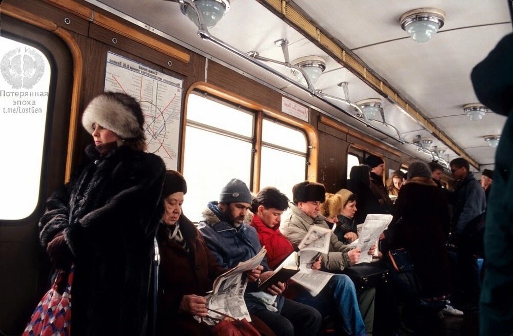 Читающие пассажиры в московском метро, 1995 год