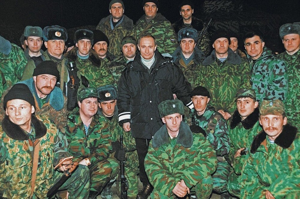 	Владимир Путин среди бойцов федеральных сил РФ на Северном Кавказе. Чеченская Республика. 31 декабря 1999 года.