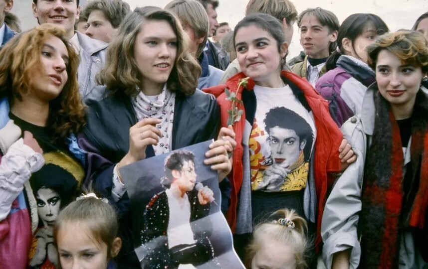 Поклонники на первом концерте Майкла Джексона в Москве в Лужниках, 1993 год.