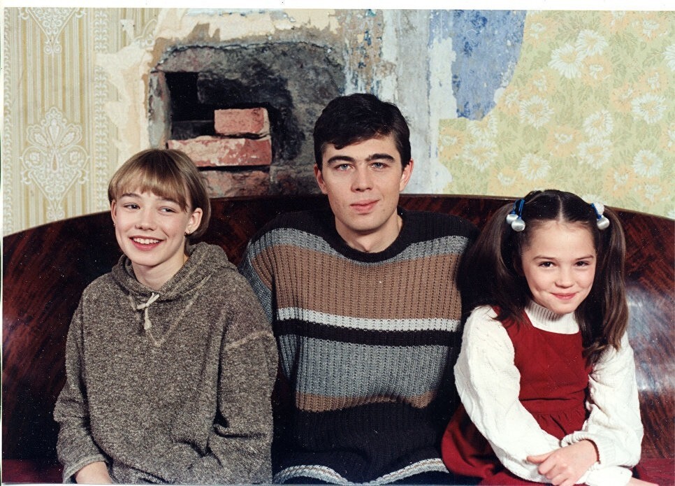 Режиссёр Сергей Бодров с Оксаной Акиньшиной и Екатериной Гориной, снявшимися в его дебютной работе «Сестры». 