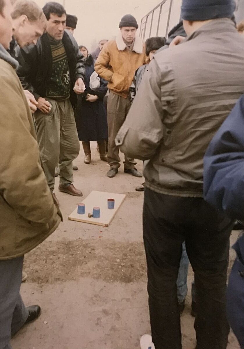 «Напёрсточники» на одном из рынков. Россия, 1990-е годы.