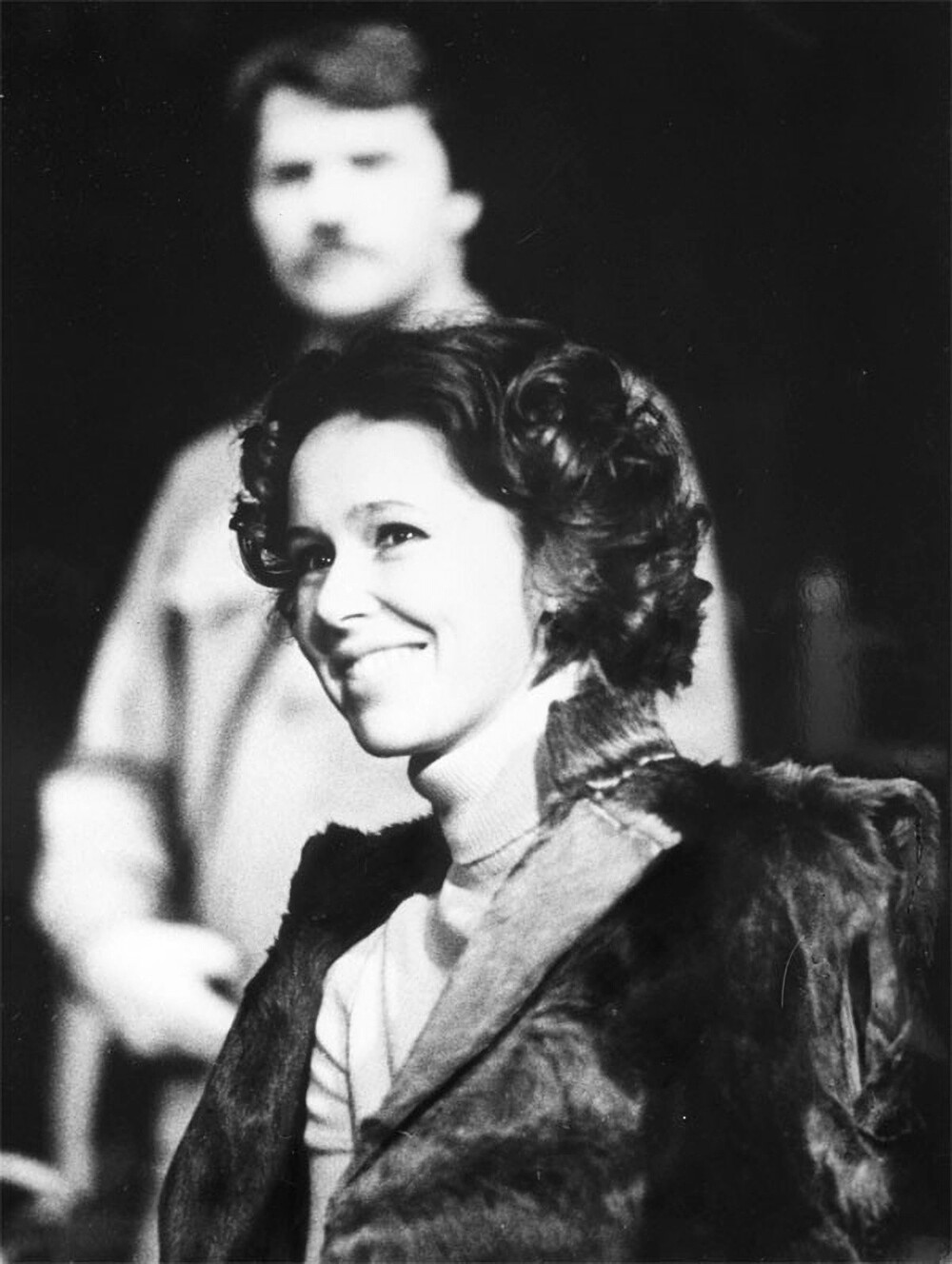 Евгения Симонова и Александр Фатюшин в сцене из спектакля "Молва" по пьесе А. Салынского, 1984 год.