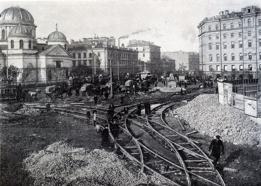 Идёт строительство трамвайной линии на Знаменской площади.
