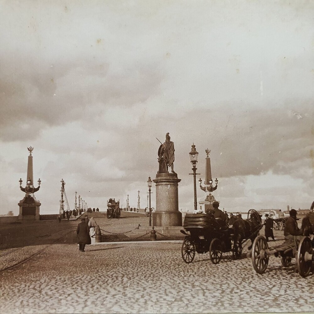 Троицкая площадь, одноимённый мост и памятник Суворову.