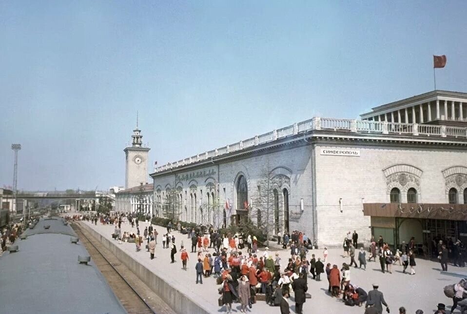 Вид на платформы железнодорожного вокзала города Симферополь.