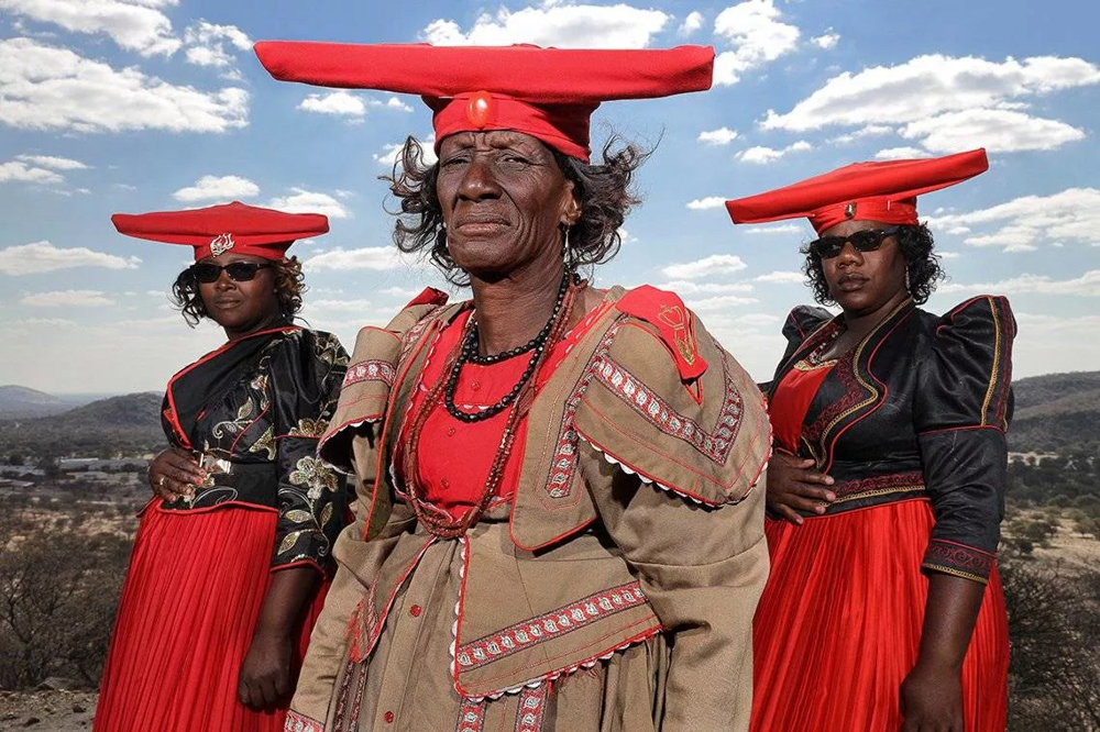Народ гереро: почему это африканское племя носит старинные европейские платья и немецкие мундиры?