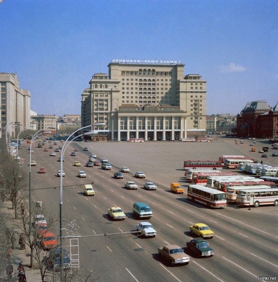 Вид на площадь 50-летия Октября в Москве, СССР, 1980 год