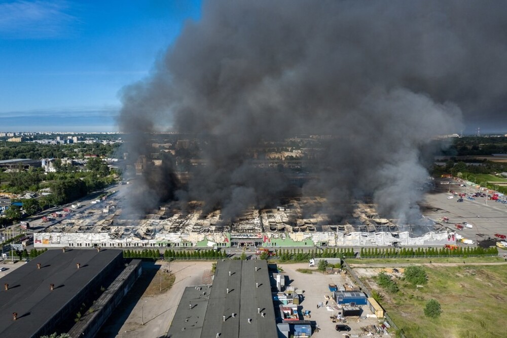 Большой торговый комплекс сгорел в Варшаве