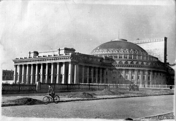 12 мая 1945 года открылся Новосибирский государственный академический театр о...
