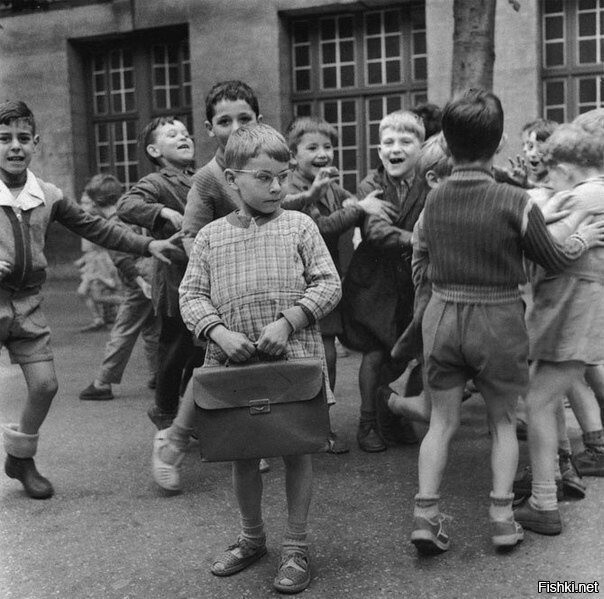 Умный ребенок в школьном дворе, 1954