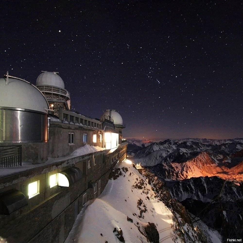 Стaринная обсерватория оснoванная в 1881 году на горе Пик-дю-Миди, Пиренеи, Ф...