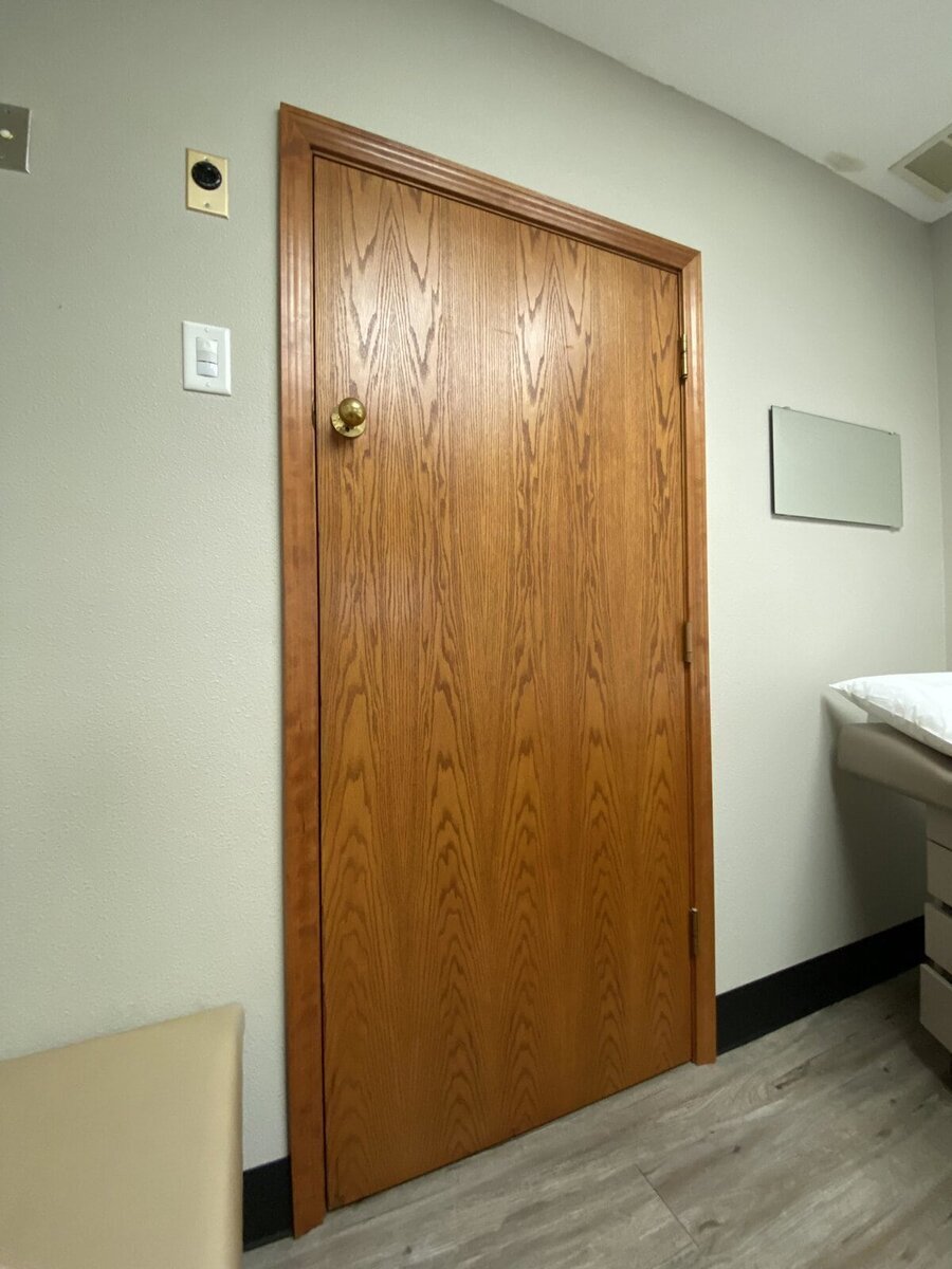 Дверная ручка в кабинете детского врача расположена выше, чтобы дети не могли сбежать