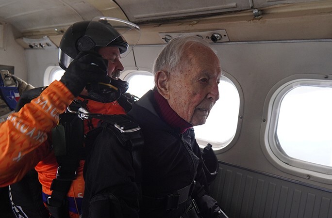 106-летний парашютист установил новый рекорд