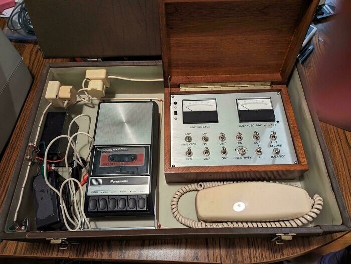 16. «Старый набор для прослушивания телефонов. Купил по случаю»