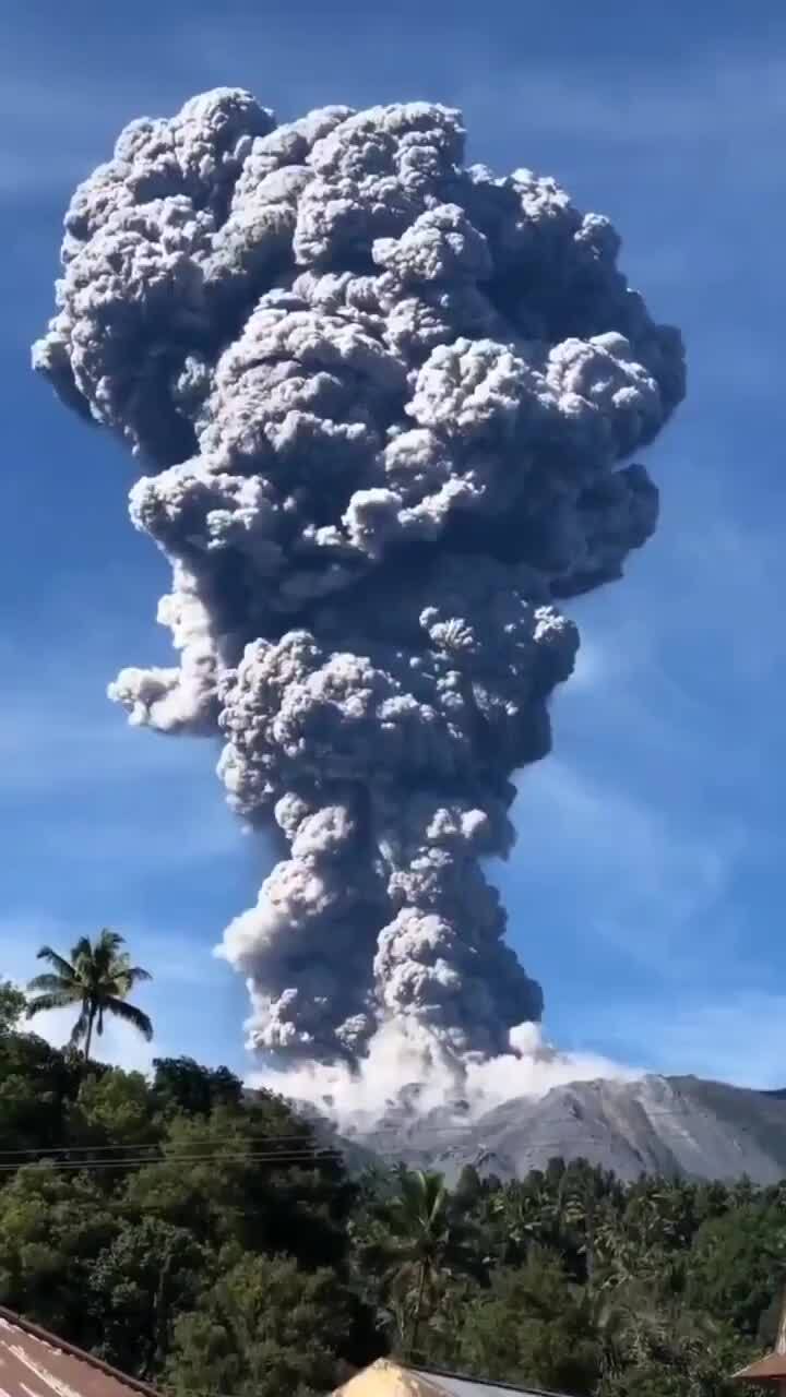 Извержение вулкана Ибу произошло в западном регионе Индонезии на острове Халь... 