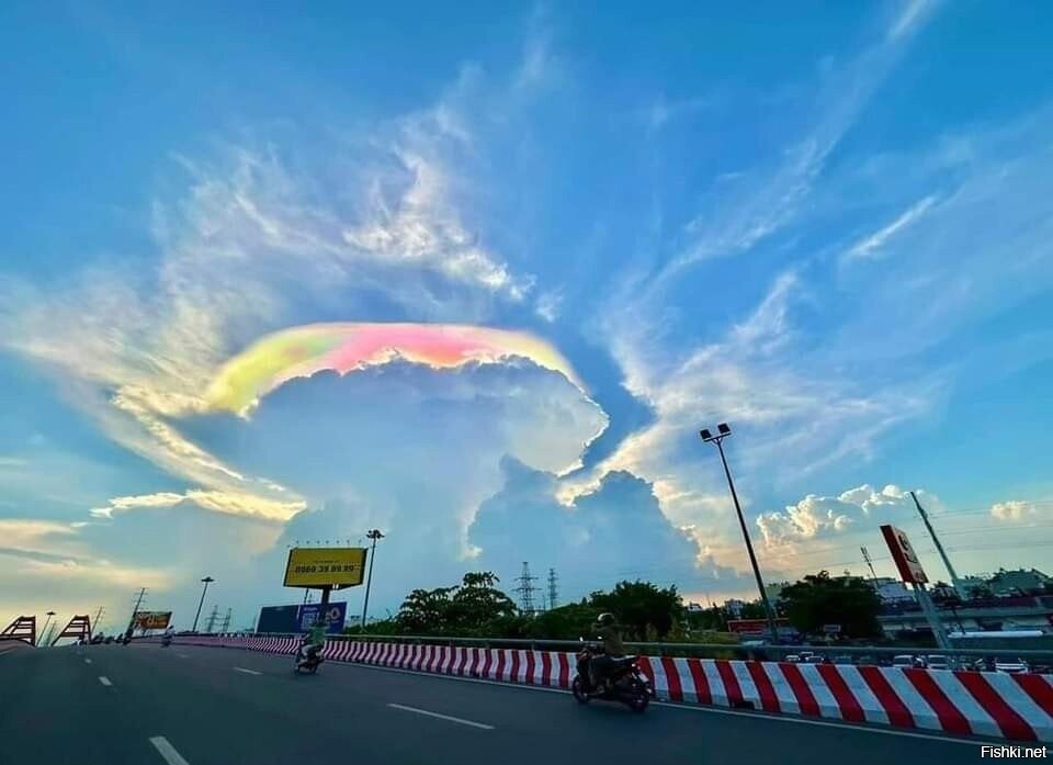 В Хошимине заметили редкое оптическое явление - иризацию облака 