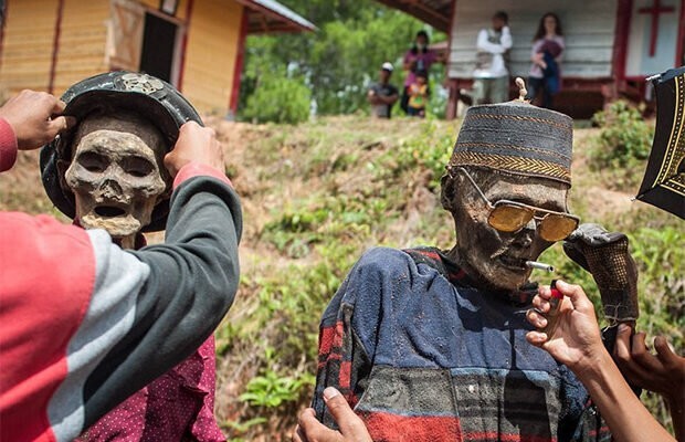 Танцы с мумиями: загадочный праздник Манене на Сулавеси