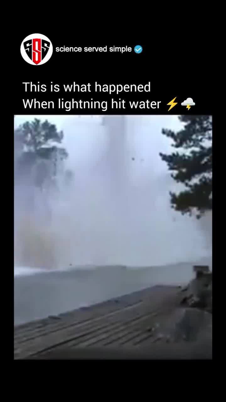 Когда молния попадает в воду 