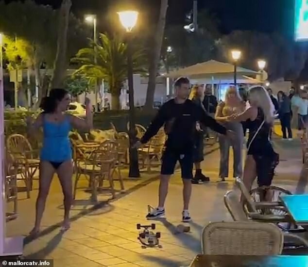 Пьяные британки устроили потасовку в баре на Майорке