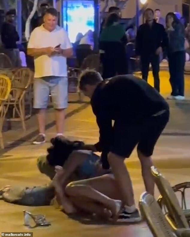 Пьяные британки устроили потасовку в баре на Майорке