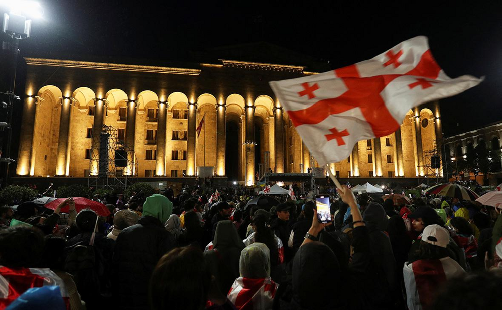 В Грузии окончательно одобрили закон об иноагентах и в Тбилиси снова вспыхнули протесты