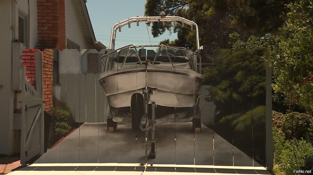 В Калифорнии мужика обязали установить забор, чтобы загородить лодку, стоящую...