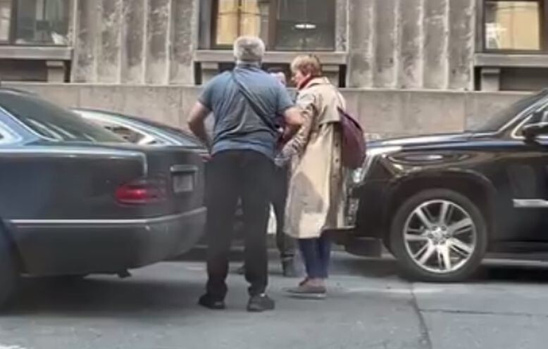 В центре Питера водитель такси не отдавал женщине её багаж