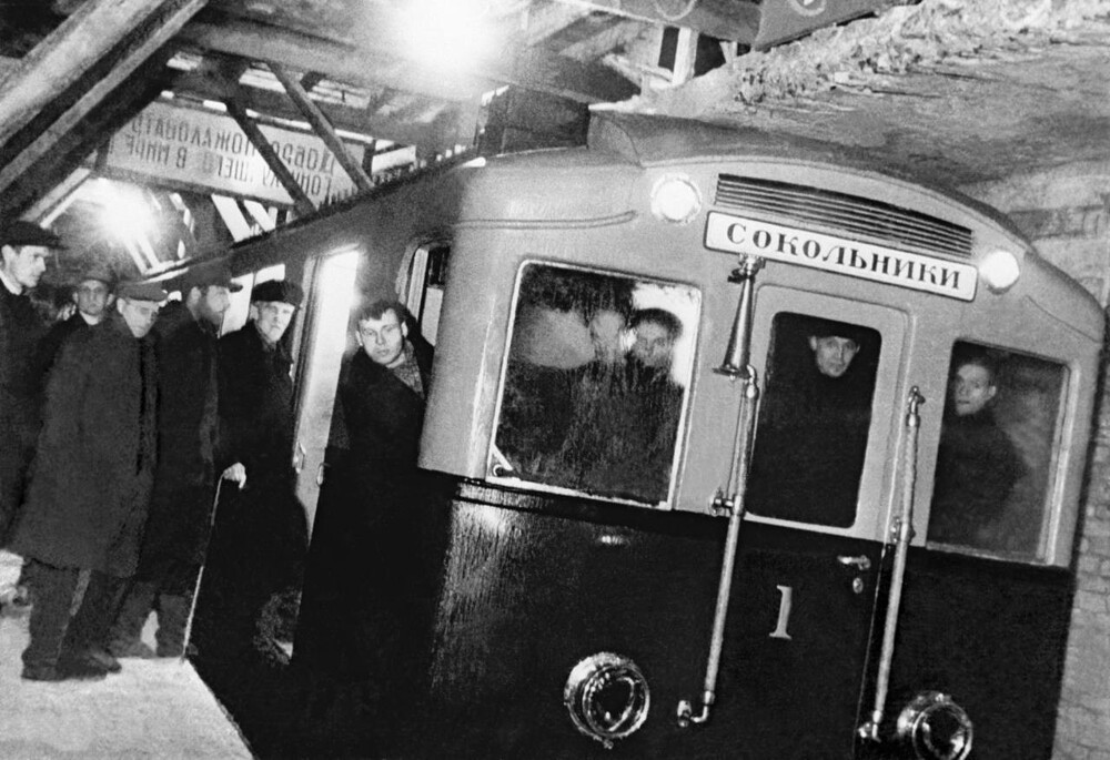 «Дворцы для народа»: 89 лет назад открылась первая линия Московского метрополитена