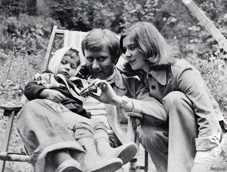 Андрей Миронов и Лариса Голубкина с дочерью Машей , 1976 год
