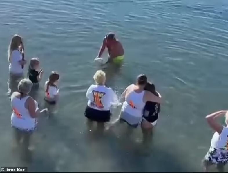 Британские туристы развеяли прах умершего родственника на турецком пляже