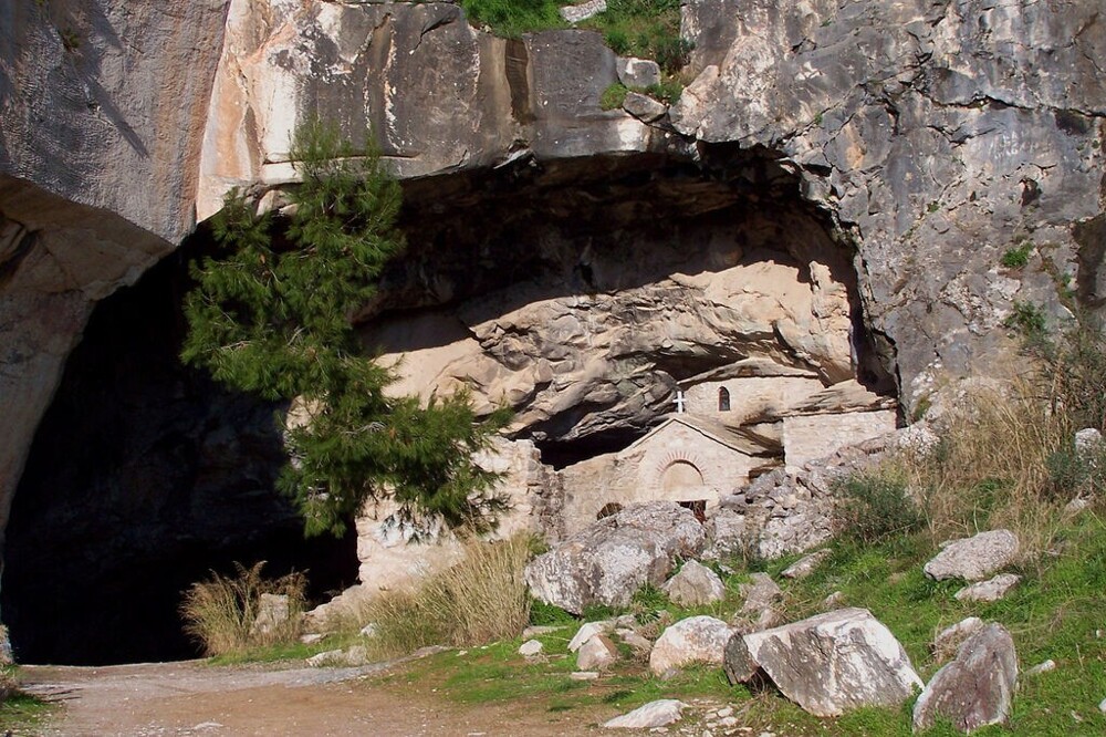 Пещера в истории