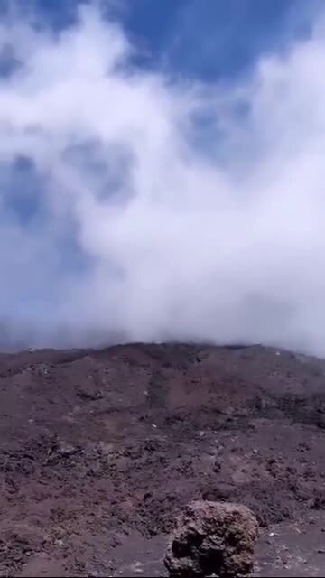 Вулкан Этна выпустил в небо идеальное дымовое кольцо 