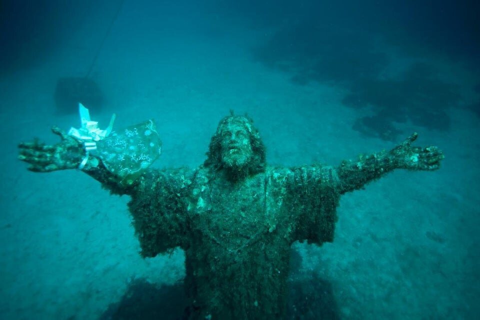 12. «Христос из бездны» — 3-метровая подводная статуя на Мальте. Находится на глубине 10 метров