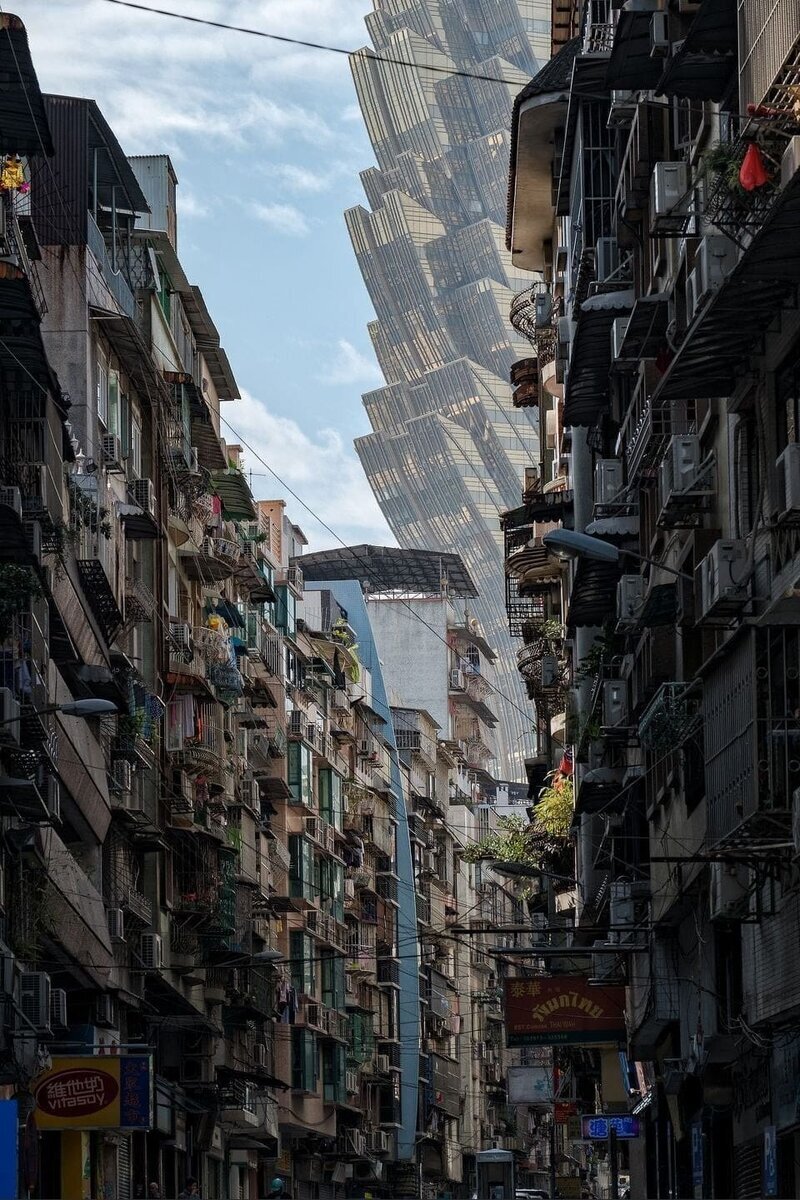 11. Тот самый вид на небоскрёб Grand Lisboa в китайском городе Макао, который завораживает и пугает одновременно