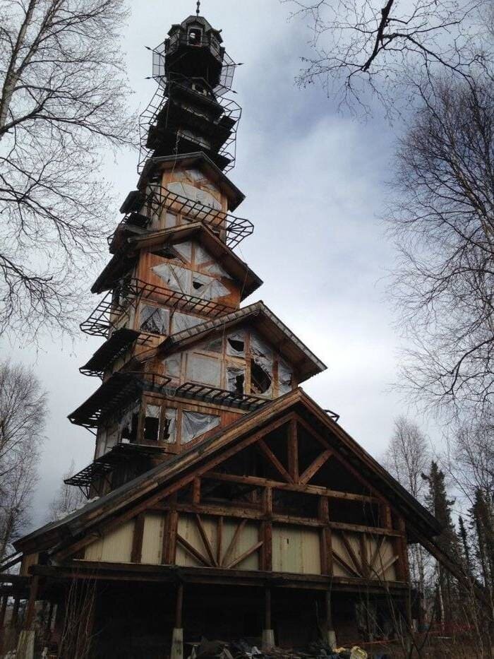 7. Заброшенное здание на Аляске. Выглядит как пугающая версия Норы из «Гарри Поттера»