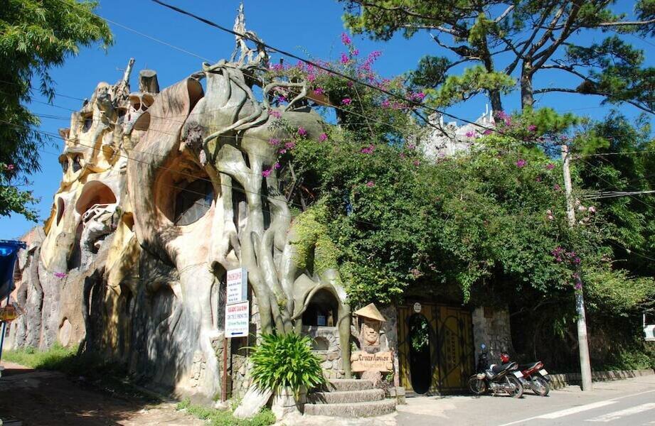 Сумасшедший отель во Вьетнаме, который считают одним из самых необычных зданий планеты