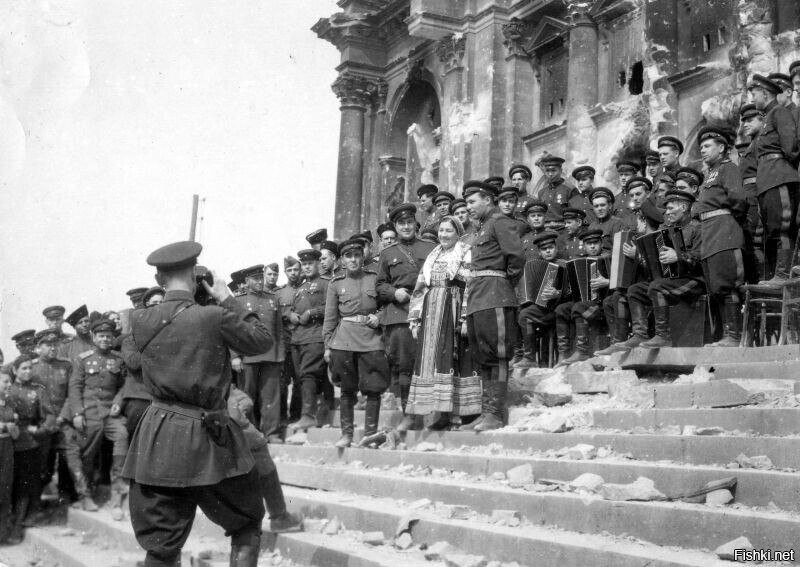 Лидия Русланова с бойцами и командирами во время концерта на фоне Рейхстага