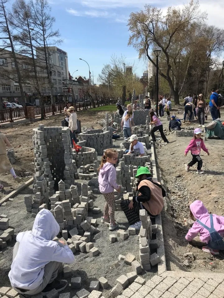Суровый сибирский конструктор: в Новосибирске дети строят крепость из брусчатки