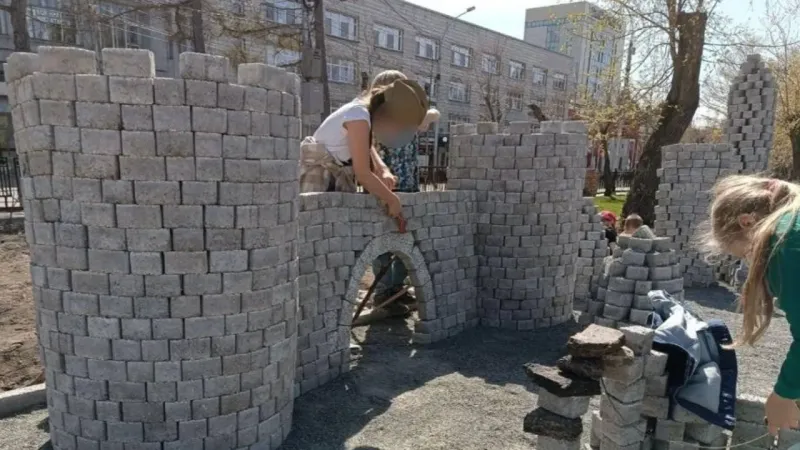 Суровый сибирский конструктор: в Новосибирске дети строят крепость из брусчатки