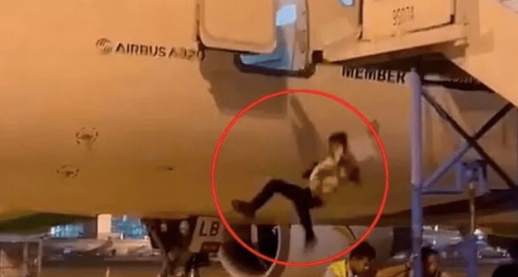 Мужчина выпал из самолета Airbus A320, когда убирали трап