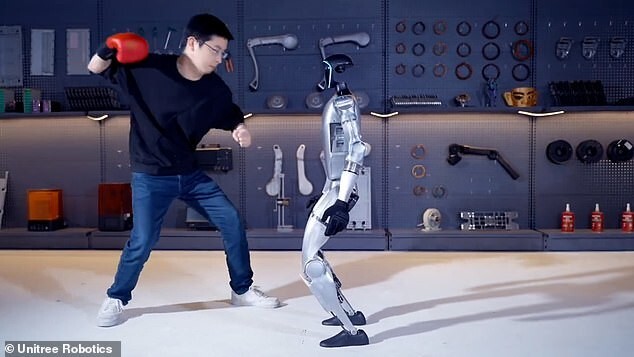 Китайцы показали гибкого, ловкого и устойчивого робота-гуманоида