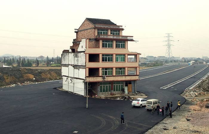 1. «Эта огромное шоссе в Китае. Оно было построено вокруг дома после того, как пожилая пара отказалась переезжать»