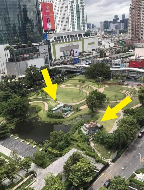 2. «Эти два дома отказались уходить из недавно открытого парка в Бангкоке»