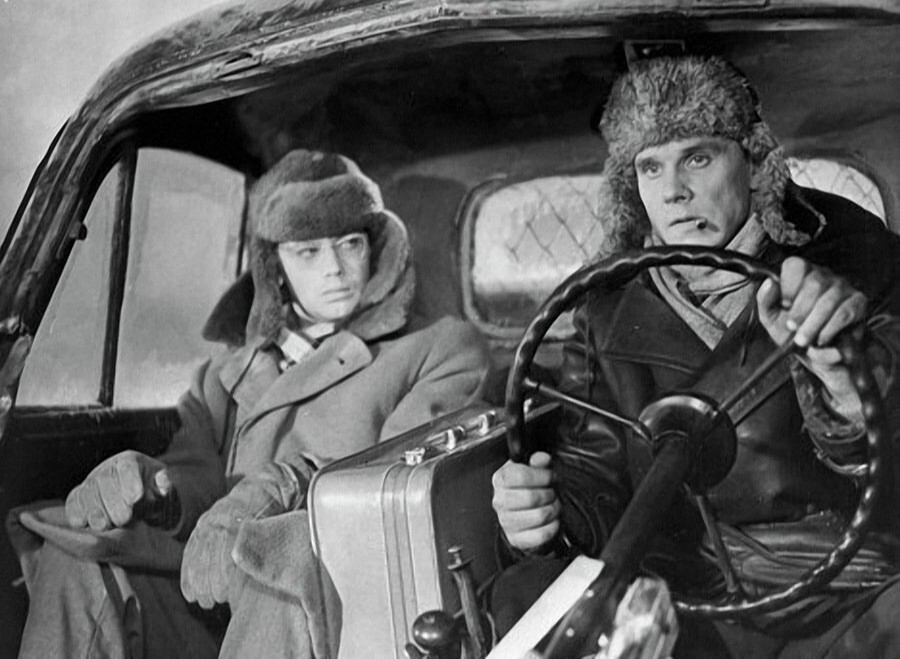 Александр Демьяненко и Георгий Юматов на съемках  фильма «Порожний рейс» режиссера Владимира Венгерова, 1963 год.