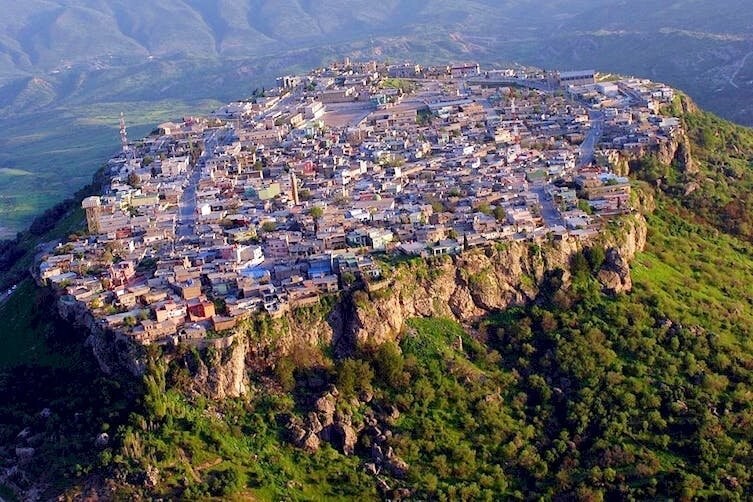 9. Город Эль-Амадия в Иракском Курдистане основан ещё в 3 тысячелетии до нашей эры. Построен он на плоской вершине скалы, на высоте 1400 метров