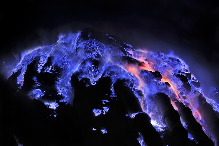 12. Захватывающее голубое пламя вулкана Иджен, Индонезия