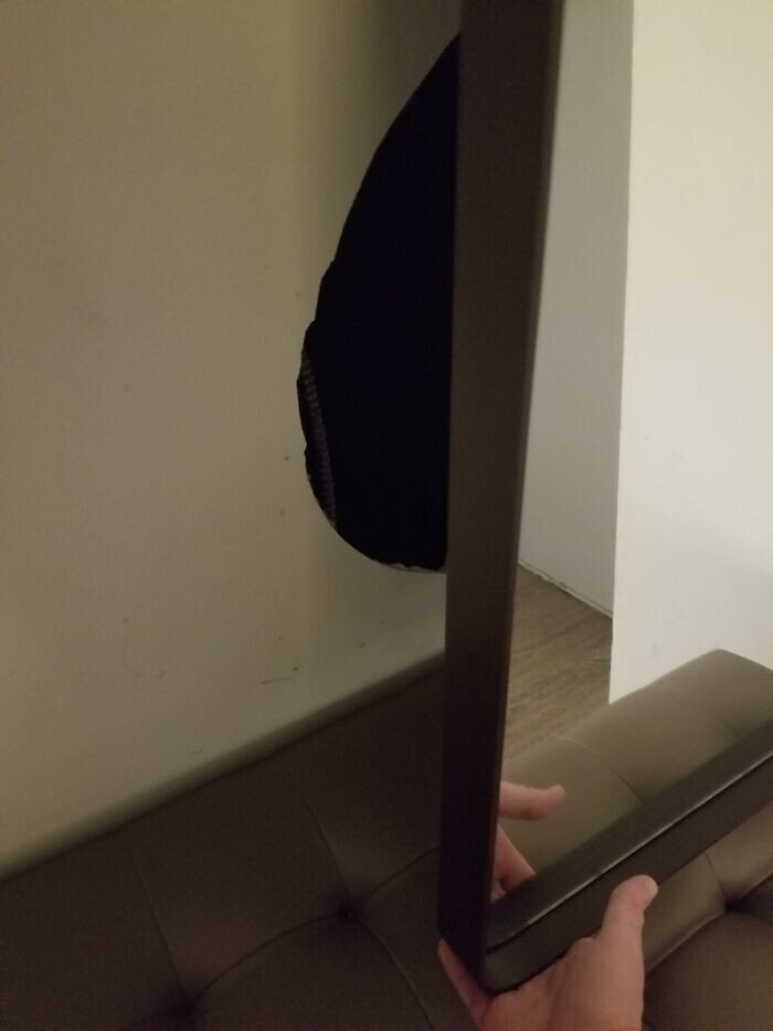 5. "Заметил, как зеркало в номере моего отеля начало пошатываться. Посмотрел и нашёл за ним дырку.."
