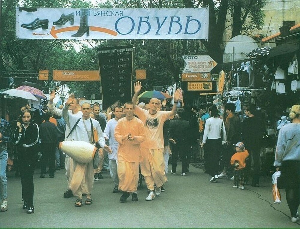 Кришнаиты под огромным плакатом итальянской обуви, Владивосток